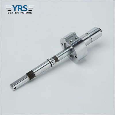 El CNC principal del eje tornea piezas que trabajan a máquina